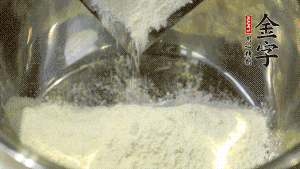 【油皮】1．將油皮材料放入料盆中，緩緩加100ml水，攪拌成雪花片狀。在案板上反復(fù)揉搓成有一定筋度的光潔面團(tuán)，搓成12個(gè)團(tuán)子。