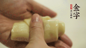 【包月餅】1．面劑兩頭向中間捏緊， 把光滑一面向下，按扁后搟成圓形面皮。餡料放在面皮中心，把餡料包緊，捏緊收口。