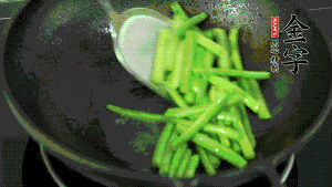 鍋中倒油，油溫7成熱時，放入四季豆煸炒至變色，然后放入香腸均勻翻炒，加少許清水燜煮1分鐘。