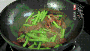 然后再加入鮮蓮子一起翻炒，至熟后加少許鹽調(diào)味就可以了。