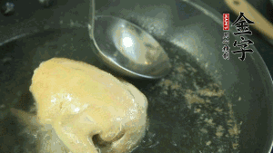 鴿子去毛和內臟，處理干凈。大火燒開鍋中的水，放入鴿子汆燙3分鐘，撇清血沫，撈出備用。（為了保證湯色純正，肉類在煲制前要先去除殘留的血水，煲湯時一定要冷水下鍋，這樣肉里的蛋白質才可以充分地溶解到湯里，湯的味道才會鮮美。）