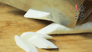 生姜刮去皮切成片，山藥去皮洗凈切成小塊備用。（山藥建議選擇軟糯的鐵棍山藥，口感上更好喲~）