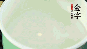 鍋中盛涼水，放入汆燙好的鴿子、火腿片、生姜片。