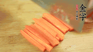 洋蔥、青椒、胡蘿卜切成粒備用。