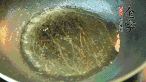 熱油起鍋，依次放入胡蘿卜粒、青椒粒、洋蔥粒煸炒均勻。