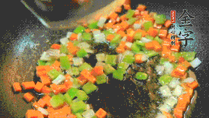 以耗油、料酒調(diào)味，加適量清水燜煮。