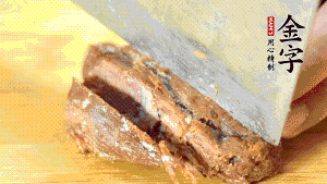 金字鹵牛肉切成小塊備用。