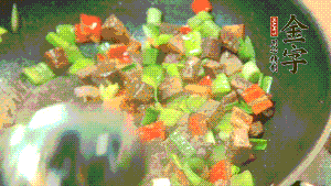 熱油起鍋，依次加入青椒塊、牛肉、大蒜煸炒均勻。