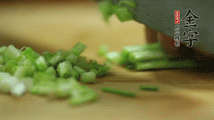小蔥切成蔥花。