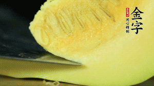 胡蘿卜切滾刀塊，小南瓜取一半去籽去皮切塊備用。