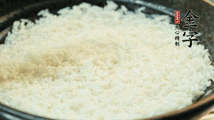 浸泡后的大米加入2湯匙生抽、1湯匙老抽調(diào)味。