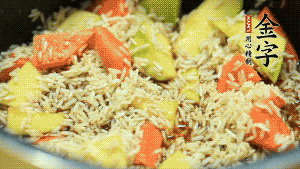 加入切好的胡蘿卜塊和南瓜塊、鹵牛肉塊攪拌均勻。放入電飯煲，按“煮飯模式”。