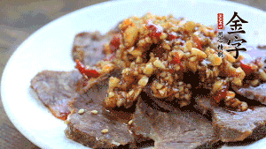 最后把醬汁淋到牛肉上即可，撒上芝麻、香菜。也可以把牛肉和醬汁攪拌均勻，讓牛肉與醬汁更加入味。