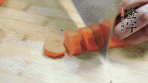 食材洗凈后，胡蘿卜切成塊，鮮香菇切成十字花刀備用。