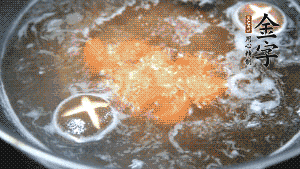 將烏冬面放入調(diào)好味的面湯中一起煮熟。（選擇烏冬面的原因，第一是因為菜鳥也能很好地做出成品，而不用擔心會糊鍋或者黏在一起；第二是因為白色的面條，在夏天看起來更有食欲。）