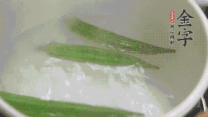 在煮面湯時，就可以做其他步驟了。比如把秋葵汆水，橫切成星星造型；雞蛋煮熟，切成兩半；黃瓜切成絲。