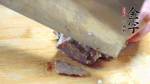 金字鹵牛肉打開包裝，把牛肉切成片狀。（眼見為實，用一整塊牛肉鹵制的鹵牛肉哦，牛肉的香氣感覺撲鼻而來有木有?。。。?>
					</div>
					<span>步驟 6/7</span>
					<p>金字鹵牛肉打開包裝，把牛肉切成片狀。（眼見為實，用一整塊牛肉鹵制的鹵牛肉哦，牛肉的香氣感覺撲鼻而來有木有?。。。?/p>
				</li><li>
					<div   id=