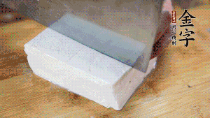 豆腐切成小塊，臘肉切成薄片，辣椒切成小圈。