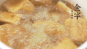 另起一個湯鍋，倒入適量清水，加入炸好的豆腐塊。待水沸騰后，加入臘肉，用生抽、料酒、火腿高湯調味。燉煮至臘肉熟透，加辣椒圈增加點辣味。（調料可以根據(jù)個人口味適當調整，火腿高湯能夠讓湯汁更加層次豐富。）