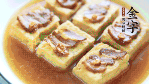 裝盤時，撒上蔥花裝飾。