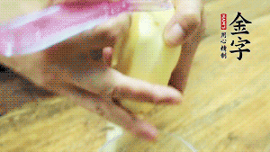 將食材洗凈，茄子、土豆切滾刀塊。