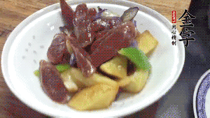 加少量生抽、鹽、糖、雞精調(diào)味，炒熟出鍋即可。