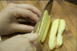 火腿切片，生姜切片。