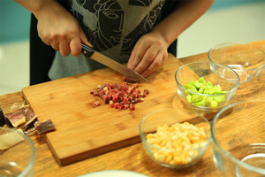 金字火腿隔水蒸15分鐘后切成小丁。