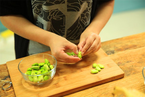 蠶豆剝除外殼，剩下嫩嫩的蠶豆。