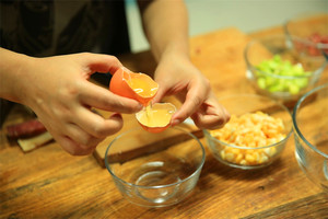 雞蛋蛋白和蛋黃分開，把蛋黃打散。