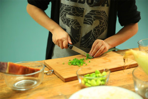 當(dāng)然，如果你愛吃蔥，可以切點(diǎn)蔥花加入。