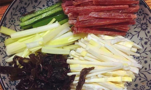 黑木耳泡發(fā)，黑木耳、韭黃、雷筍、青椒切成絲。