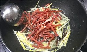 火腿絲、筍絲、黑木耳絲汆水后，瀝干。