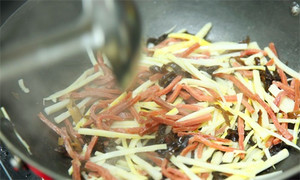 起油鍋，蒜茸煸香，倒入所有食材，加料酒翻炒至熟即可。