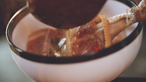 筍干提前冷水浸泡3小時(shí)，浸泡后將筍干撕成條狀。