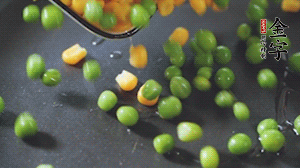 鍋7成熱時，下豌豆、玉米翻炒，再依次放醬肉、洋蔥碎、木耳碎。