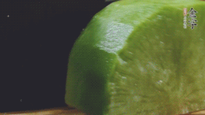 青蘿卜去皮切小塊。