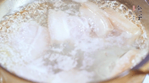 五花肉切塊，加姜片焯水備用。