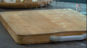 【面皮】3.案板撒點糯米粉，將面團搓成均勻的小團子。