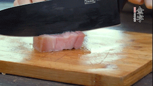 【餡料】1.金字淡咸肉加姜片料酒焯水，春筍焯水后切成小丁。