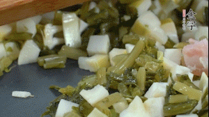 【餡料】2.鍋中油8成熱時，依次放入春筍、雪菜、淡咸肉，翻炒出香味。