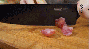 【餡料】3.金字土香腸、香菇切小丁。