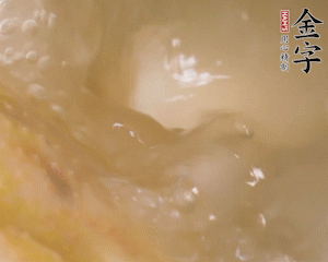 沸騰后撈出蔥結(jié)，小火燉45分鐘，加山藥再燉15分鐘。