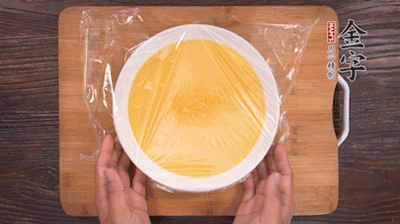 去除雞蛋液浮沫后，沸水上鍋蒸6分鐘。