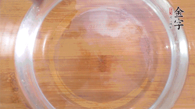 金字火腿切小片，浸泡5分鐘。