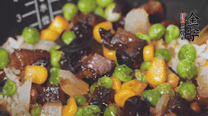 出鍋前加蠔油、生抽調(diào)味，撒點熟白芝麻即可。