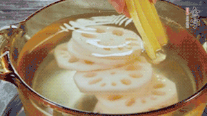 把藕和土豆焯水至八成熟，盛出瀝干水分。