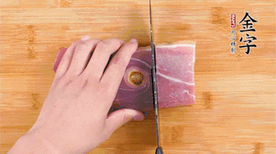 金字火腿切片，老豆腐切成塊，海鮮菇洗凈。