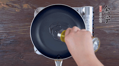 魚(yú)頭對(duì)開(kāi)，洗凈瀝干。鍋中加油，把魚(yú)頭兩面煎至金黃色，期間加蔥姜，每面約需時(shí)2-3分鐘。