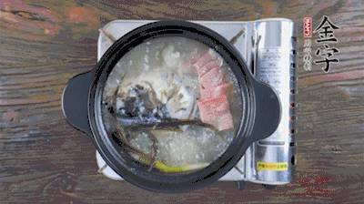 放豆腐、海鮮菇繼續(xù)中小火煮5分鐘。